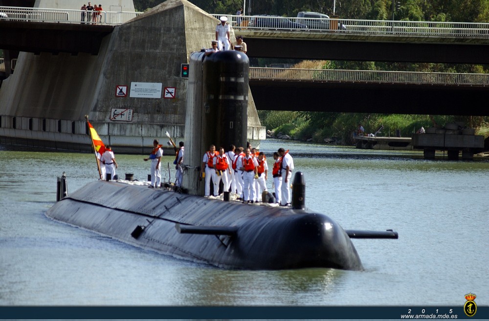Submarino tipo 70 llegando a Sevilla